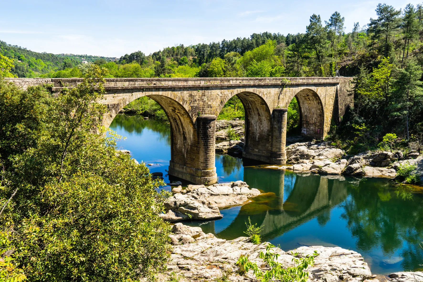 Ardèche Chassezac Ciel bleu Gravieres Jour Patrimoine bâti Pont Rivière Sans personnage Séverine Baur extérieur paysage
