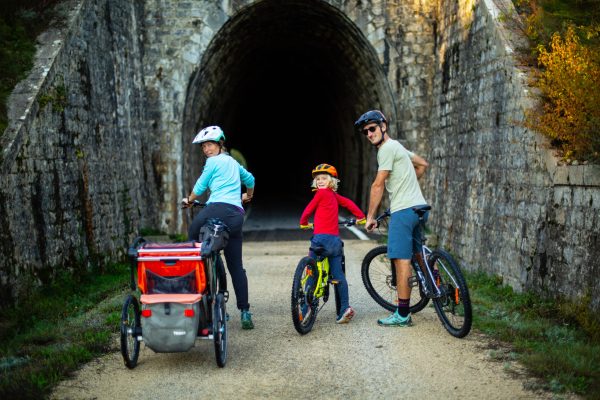 Vélo en famille automne tunnel