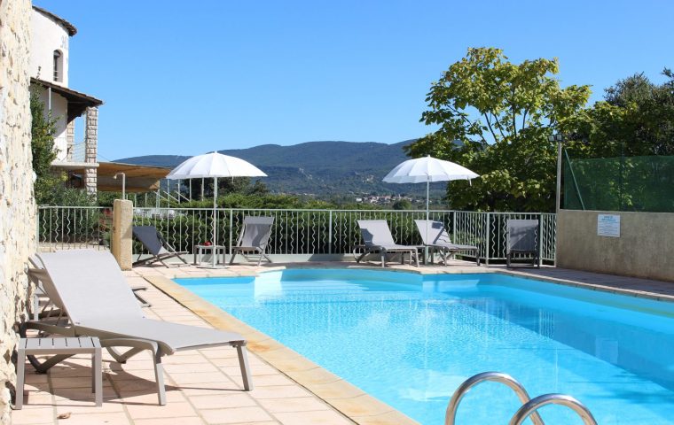 Hôtel de vacances La Vignasse – piscine et vue de l’hôtel
