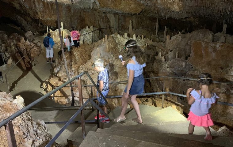 Grotte Forestière enfants qui visitent