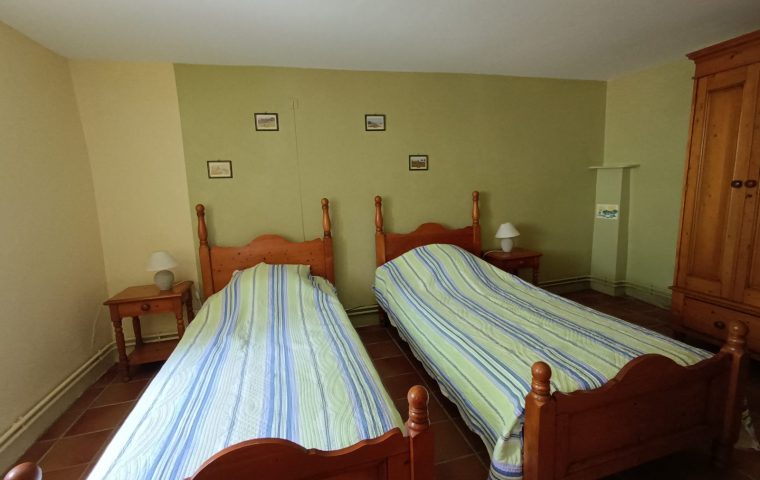 La chambre avec lits simples